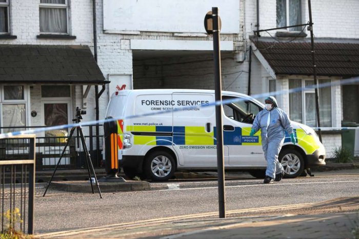 在伦敦两名青少年被刺伤，另一名男子在暴力事件中枪杀