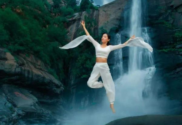 <b>范志祥摄影作品：泰山山水与瑜伽的完美结合</b>