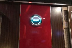 杭州某KTV内两名员工突发肢体冲突，引发众人围观